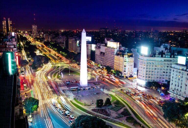 Vista aérea de Buenos Aires à noite, com a Avenida 9 de Julio iluminada